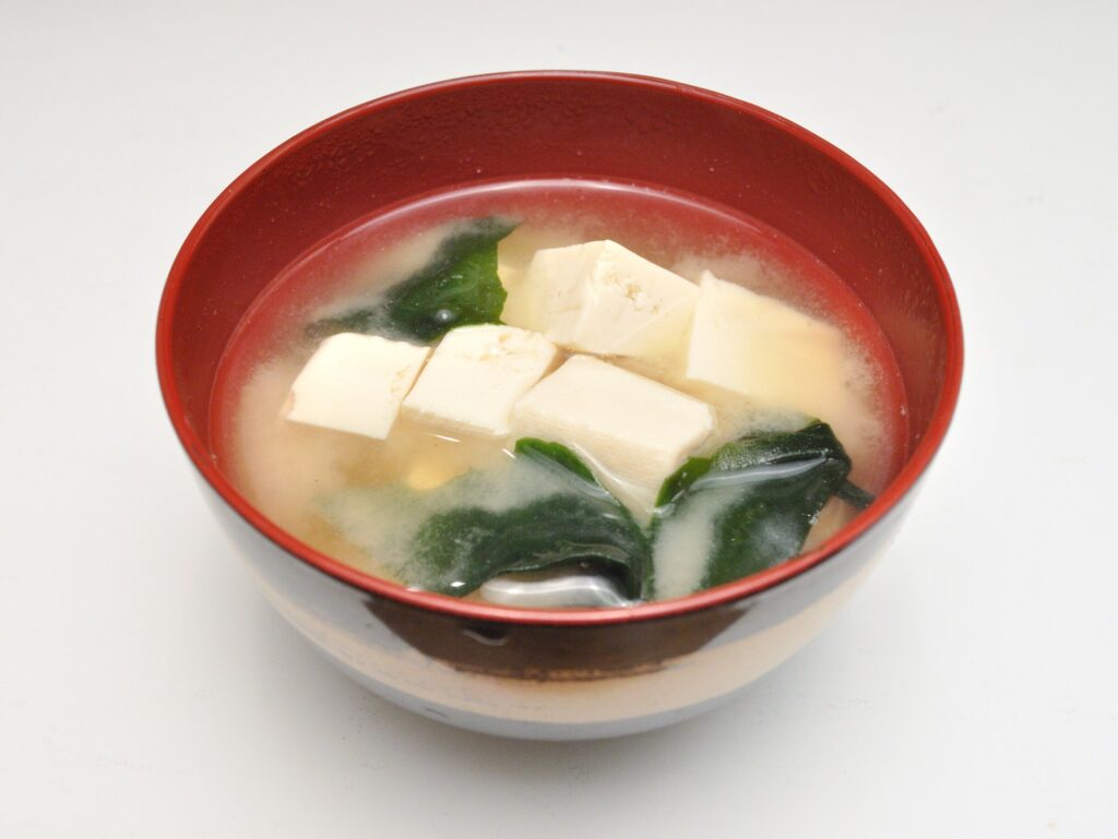 Supë miso japoneze me tofu dhe alga wakame — receta klasike e kuzhinës japoneze