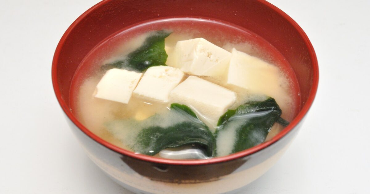 Tas me supë miso japoneze me kube tofu dhe alga wakame