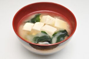 Tas me supë miso japoneze me kube tofu dhe alga wakame