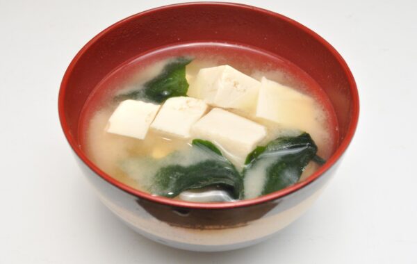 Tas me supë miso japoneze me kube tofu dhe alga wakame