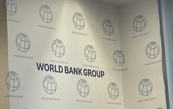 Muri me logon WORLD BANK GROUP – logoja e Grupit të Bankës Botërore