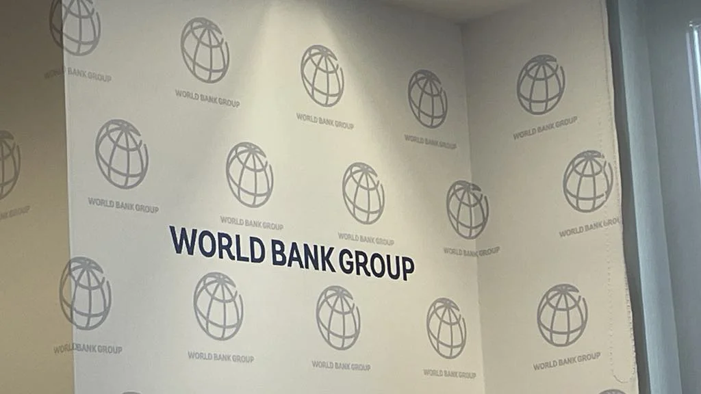 Muri me logon WORLD BANK GROUP – logoja e Grupit të Bankës Botërore