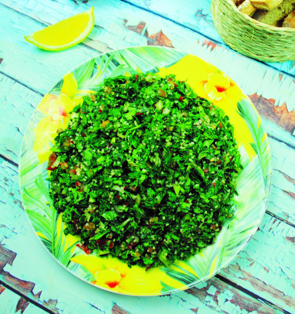 Tabbouleh libaneze — sallata freskuese me majdanos  bulgur dhe domate