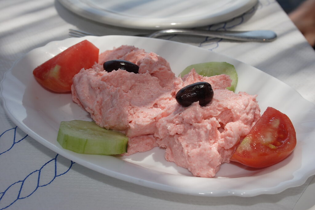 Taramosalata greke — salca tradicionale me vezë peshku  vaj ulliri dhe limon