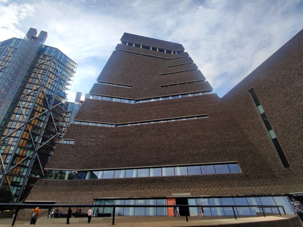 Tate Modern hap thirrjen e madhe për artistët e rinj  një vepër e re për muret e Tate Modern