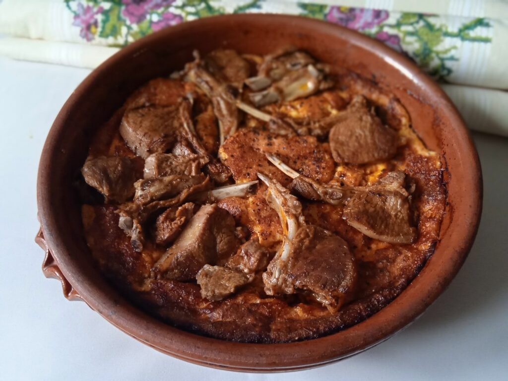 Tavë Elbasani — gjella tradicionale shqiptare me mish viçi dhe salcë kosi