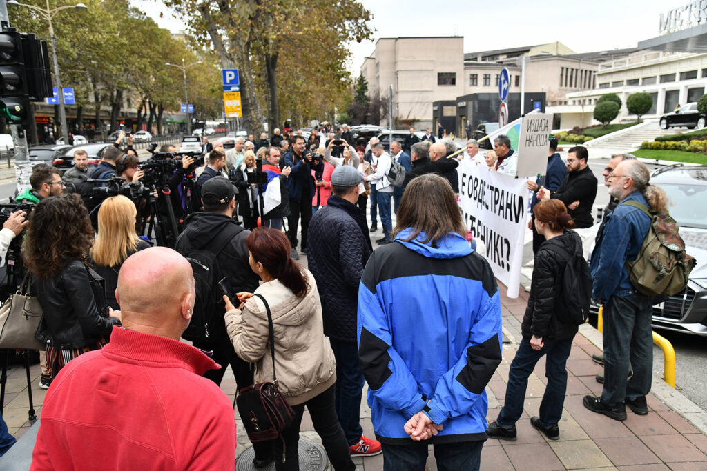 Tensione në rrugën Knez Mihajlova në Beograd  pas protestës ekologjike  përleshje verbale mes mbështetësve të studentëve dhe të SNS së