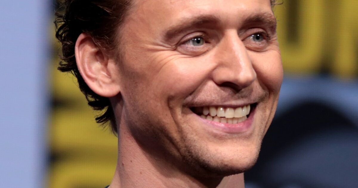 Tom Hiddleston, i cili luan Sir Edmund Hillary në filmin "Tenzing"