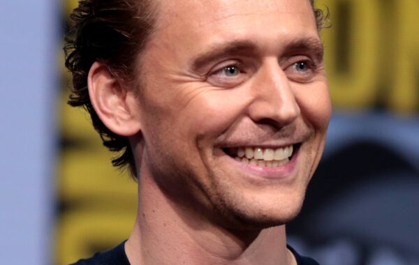 Tom Hiddleston, i cili luan Sir Edmund Hillary në filmin "Tenzing"