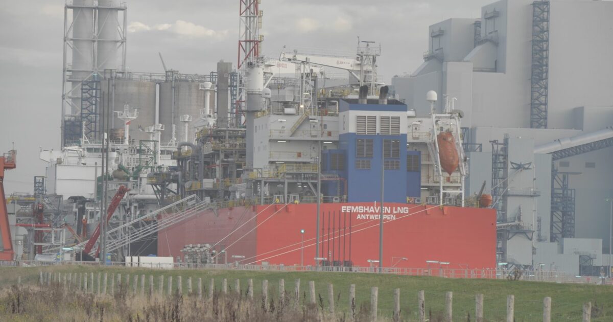 Anije LNG në një terminal të gazit natyror të lëngëzuar