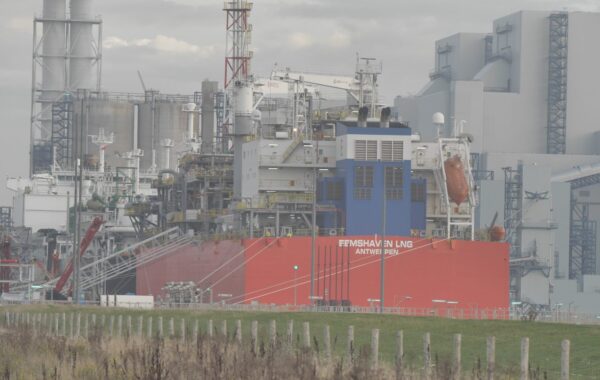 Anije LNG në një terminal të gazit natyror të lëngëzuar