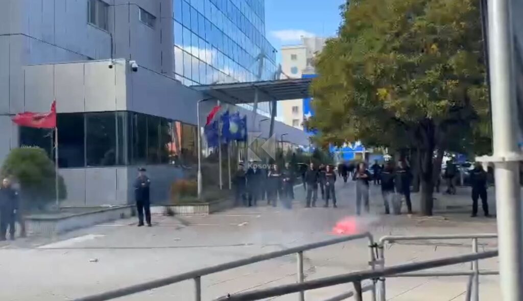Tifogrupet protestojnë për çlirimtarët  hedhin mjete piroteknike në drejtim të Qeverisë