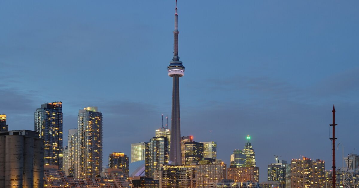 Silueta e Torontos me CN Tower në muzg
