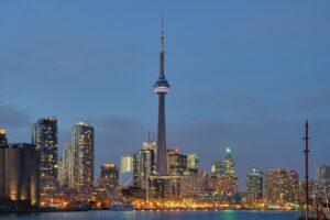 Silueta e Torontos me CN Tower në muzg