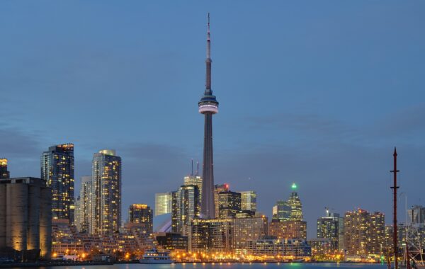Silueta e Torontos me CN Tower në muzg