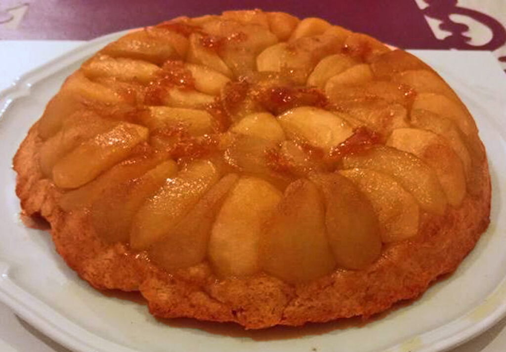 Torta Tatin me mollë — ëmbëlsira klasike franceze me mollë të karamelizuara