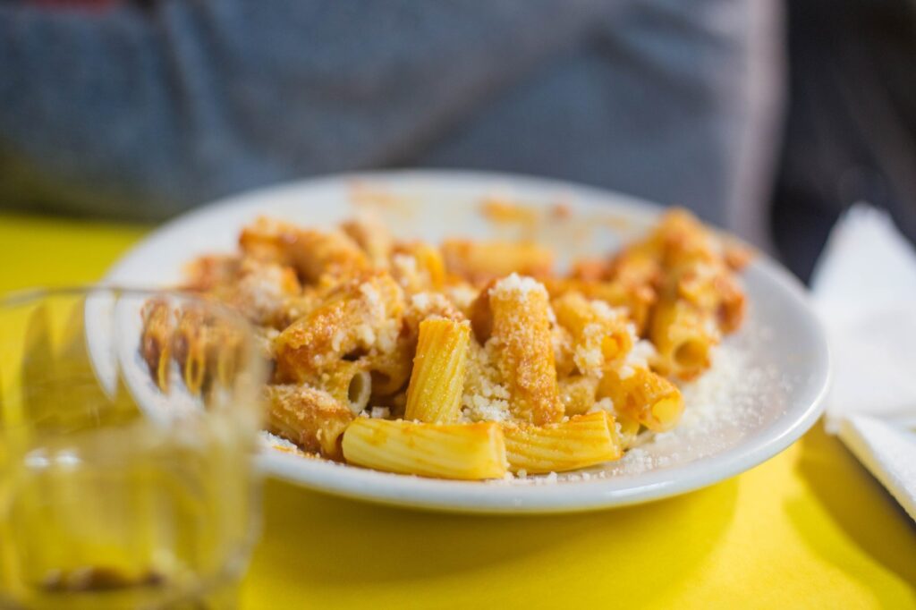 Rigatoni all amatriciana — receta klasike romane me guanciale  domate dhe pecorino