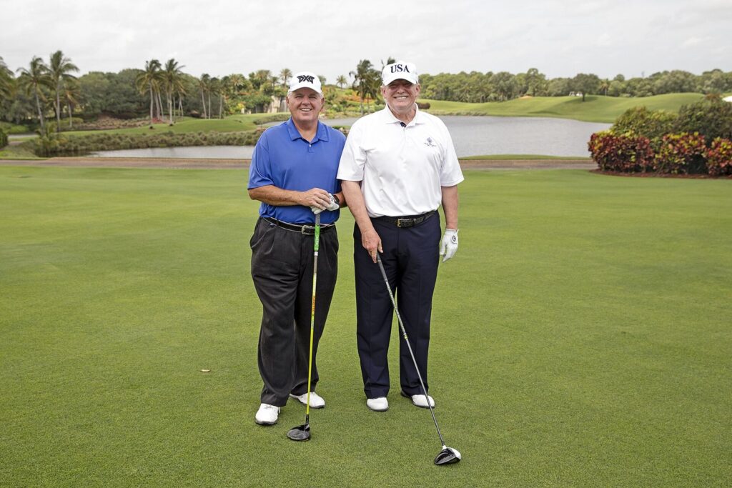 Trump përshëndetet ngrohtësisht në Presidents Cup në Medinah  fjalim i shkurtër para golfit  pas kërkesës për 15 minuta