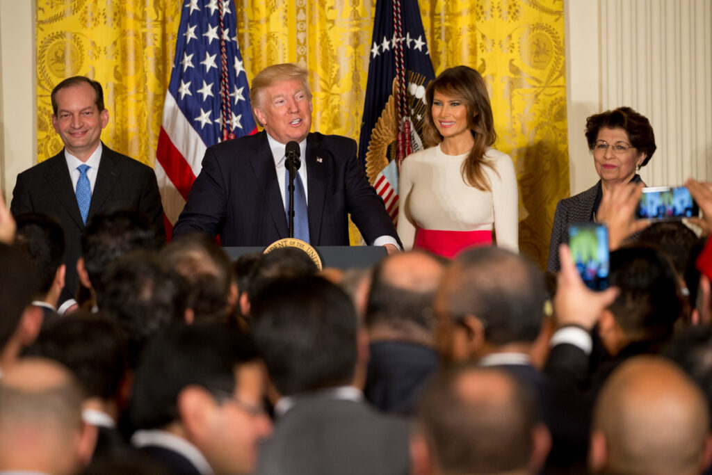 Trump u kërkon hispanikëve të mbështesin republikanët dhe pranon se politika kufitare mund t i dëmtojë në mesmandate