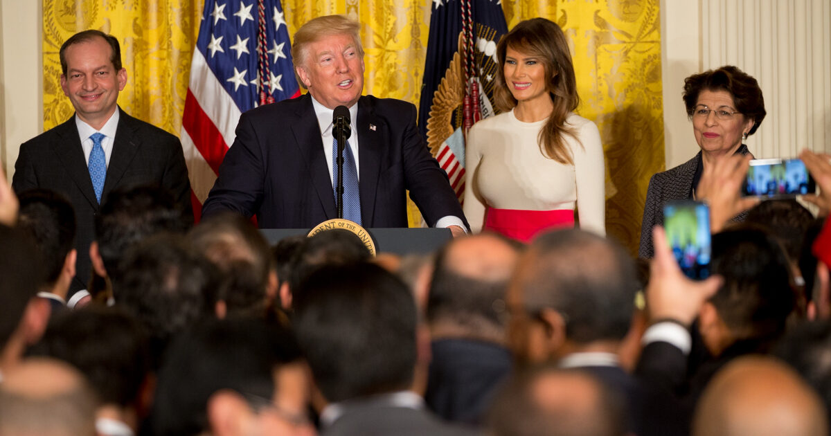 Presidenti Donald Trump dhe Zonja e Parë Melania Trump në një event të Muajit të Trashëgimisë Hispanike në Shtëpinë e Bardhë