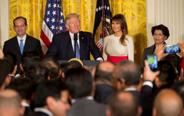 Presidenti Donald Trump dhe Zonja e Parë Melania Trump në një event të Muajit të Trashëgimisë Hispanike në Shtëpinë e Bardhë