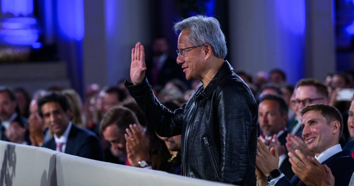 Shefi ekzekutiv i Nvidia-s, Jensen Huang, gjatë samitit të IA-së në Shtëpinë e Bardhë. Ai është mes drejtuesve që takohen sot me presidentin Trump. (Foto: Joyce N. Boghosian / Shtëpia e Bardhë, Wikimedia Commons)