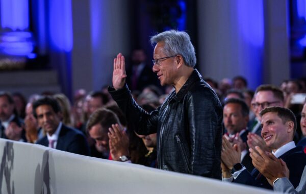 Shefi ekzekutiv i Nvidia-s, Jensen Huang, gjatë samitit të IA-së në Shtëpinë e Bardhë. Ai është mes drejtuesve që takohen sot me presidentin Trump. (Foto: Joyce N. Boghosian / Shtëpia e Bardhë, Wikimedia Commons)