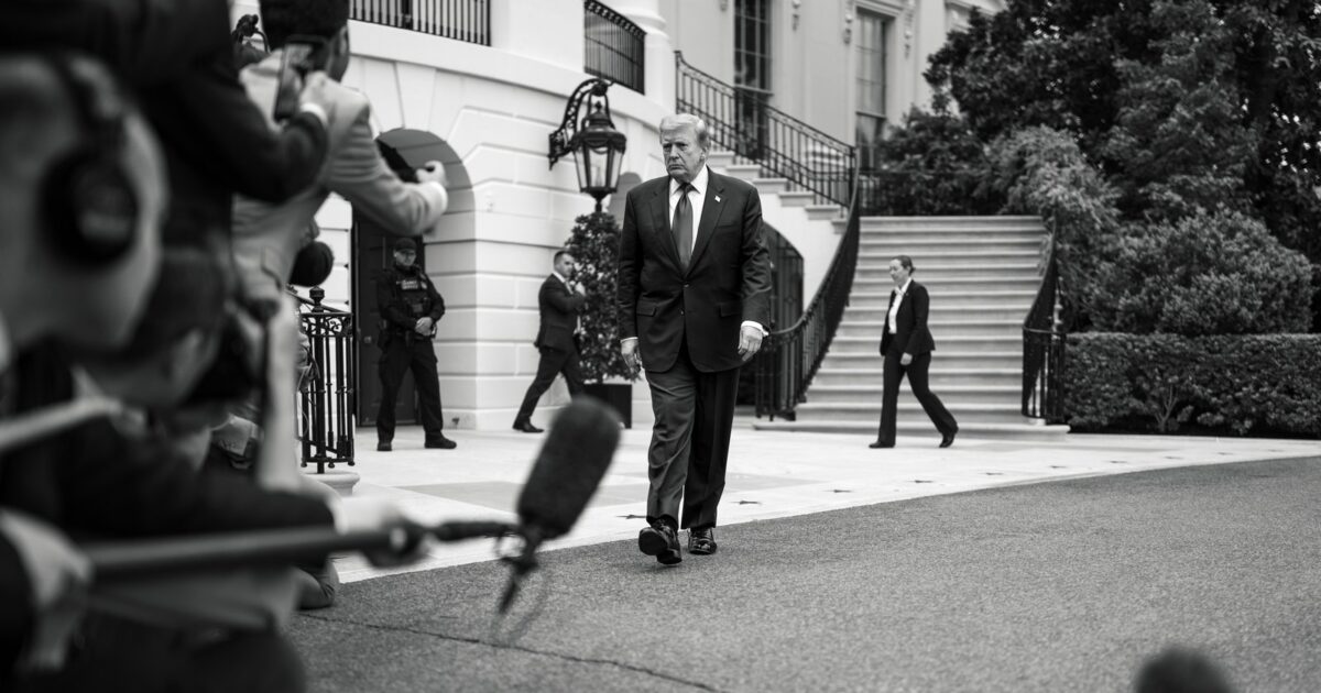 Presidenti Donald Trump duke u nisur me helikopterin presidencial Marine One. Foto: Shtëpia e Bardhë (domain publik).