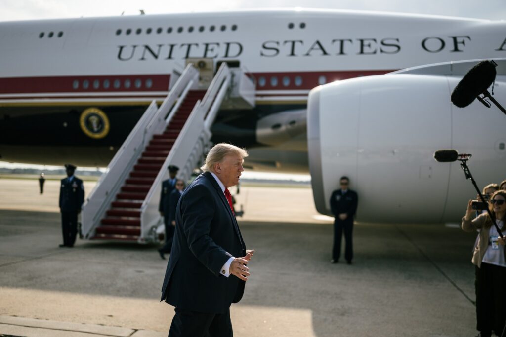 Trump i  ndalon  CNN  MS NOW dhe Politico nga Shtëpia e Bardhë — por a është ky ndalim i ligjshëm 