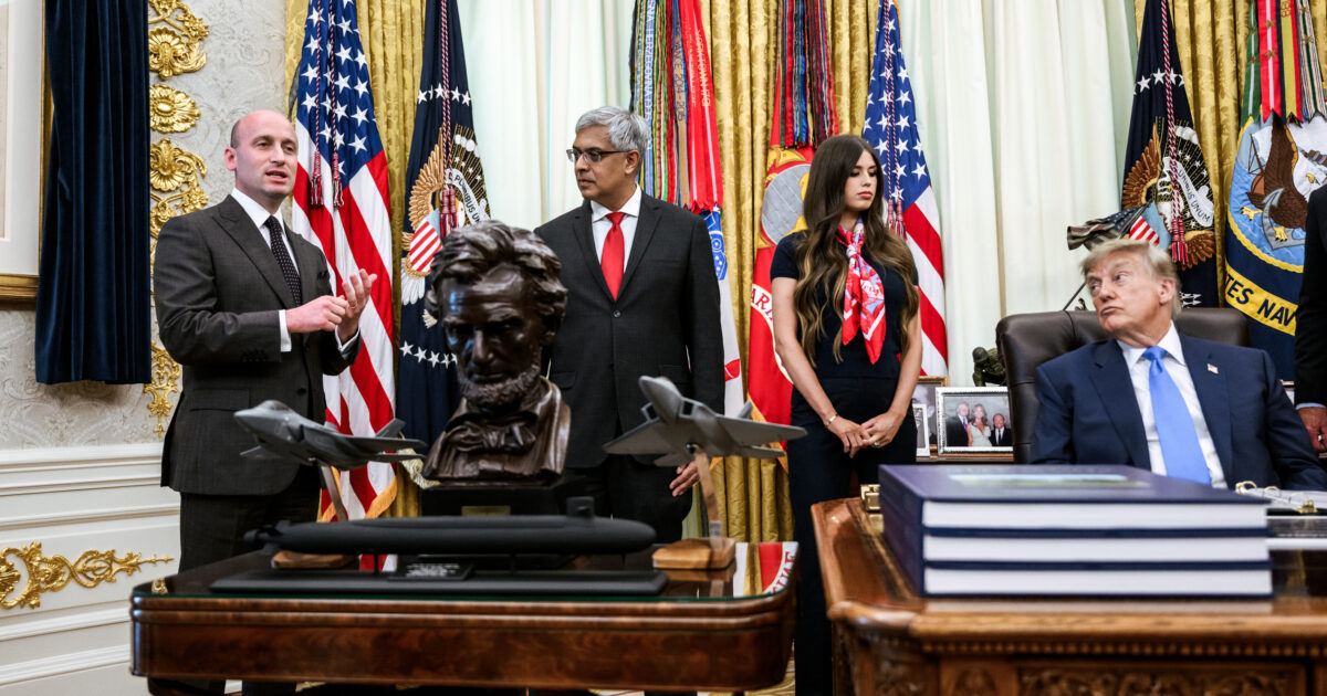 Presidenti amerikan Donald Trump në Zyrën Ovale të Shtëpisë së Bardhë.