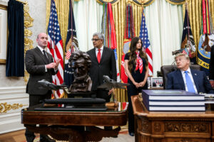 Presidenti amerikan Donald Trump në Zyrën Ovale të Shtëpisë së Bardhë.