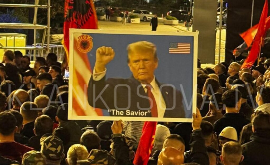  Shpëtimtari   portreti i Donald Trumpit shfaqet në protestën në Prishtinë