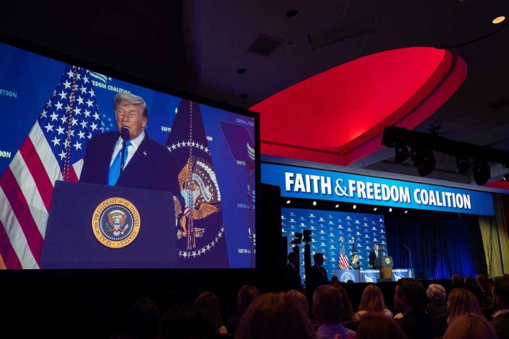 Trump kundërpërgjigjet bojkotit të televizioneve  nis  Trump TV   rrjetin e vet presidencial