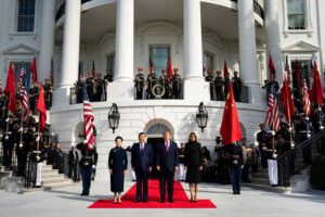 Donald Trump dhe Melania Trump me Xi Jinping-un dhe Peng Liyuan në ceremoninë zyrtare në Shtëpinë e Bardhë, 24 shtator 2026