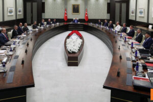 Presidenti Rexhep Tajip Erdogan në krye të tryezës në mbledhjen e Këshillit të Sigurimit Kombëtar të Turqisë