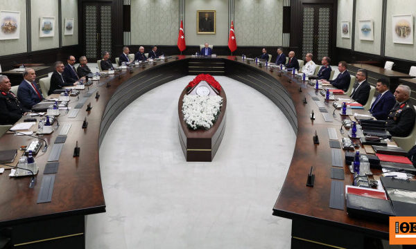 Presidenti Rexhep Tajip Erdogan në krye të tryezës në mbledhjen e Këshillit të Sigurimit Kombëtar të Turqisë