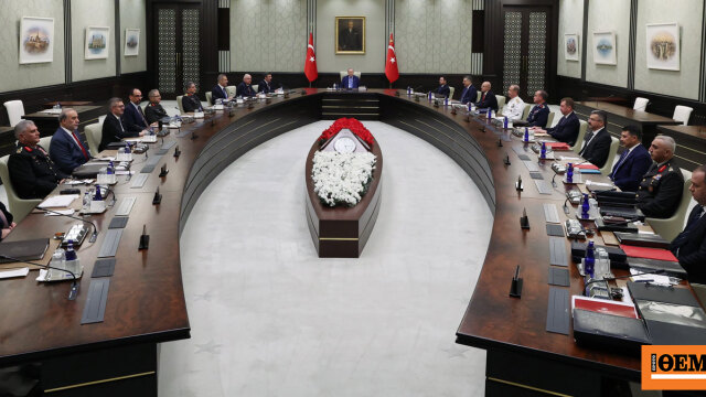 Presidenti Rexhep Tajip Erdogan në krye të tryezës në mbledhjen e Këshillit të Sigurimit Kombëtar të Turqisë