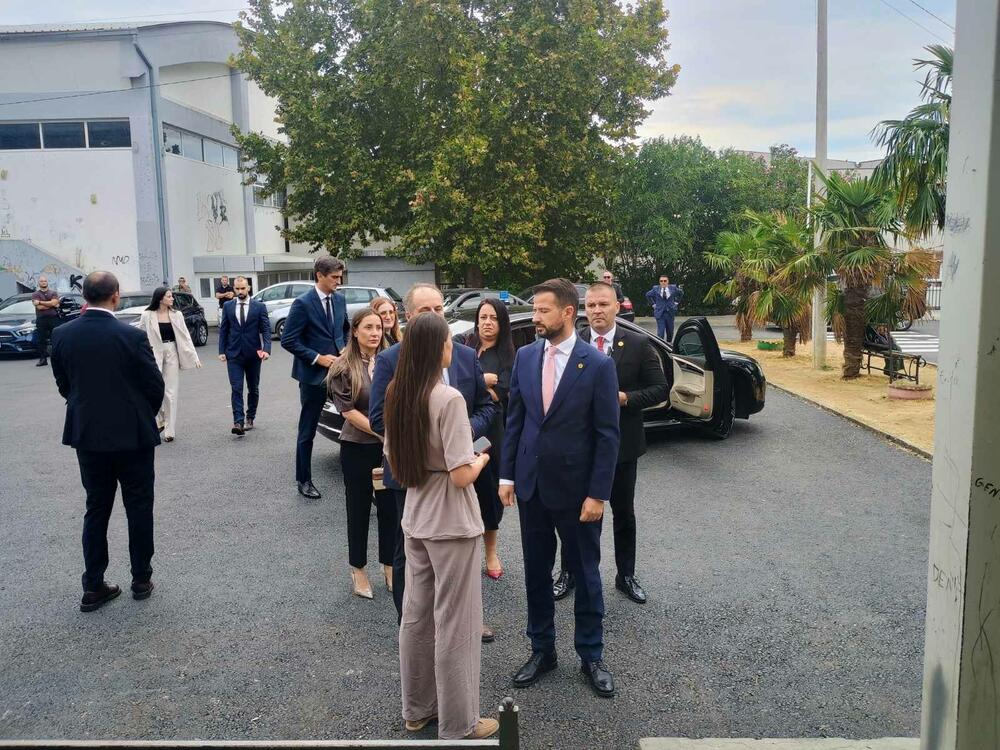 Presidenti Jakov Milatoviq gjatë vizitës në shkollën 'Maršal Tito' në Ulqin