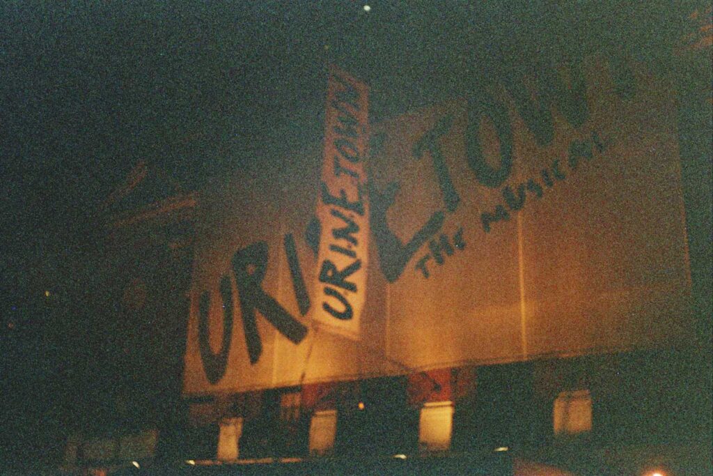 «Urinetown» feston 25 vjet në Broadway  muzikali satirik që hapi perden i pari pas 11 Shtatorit