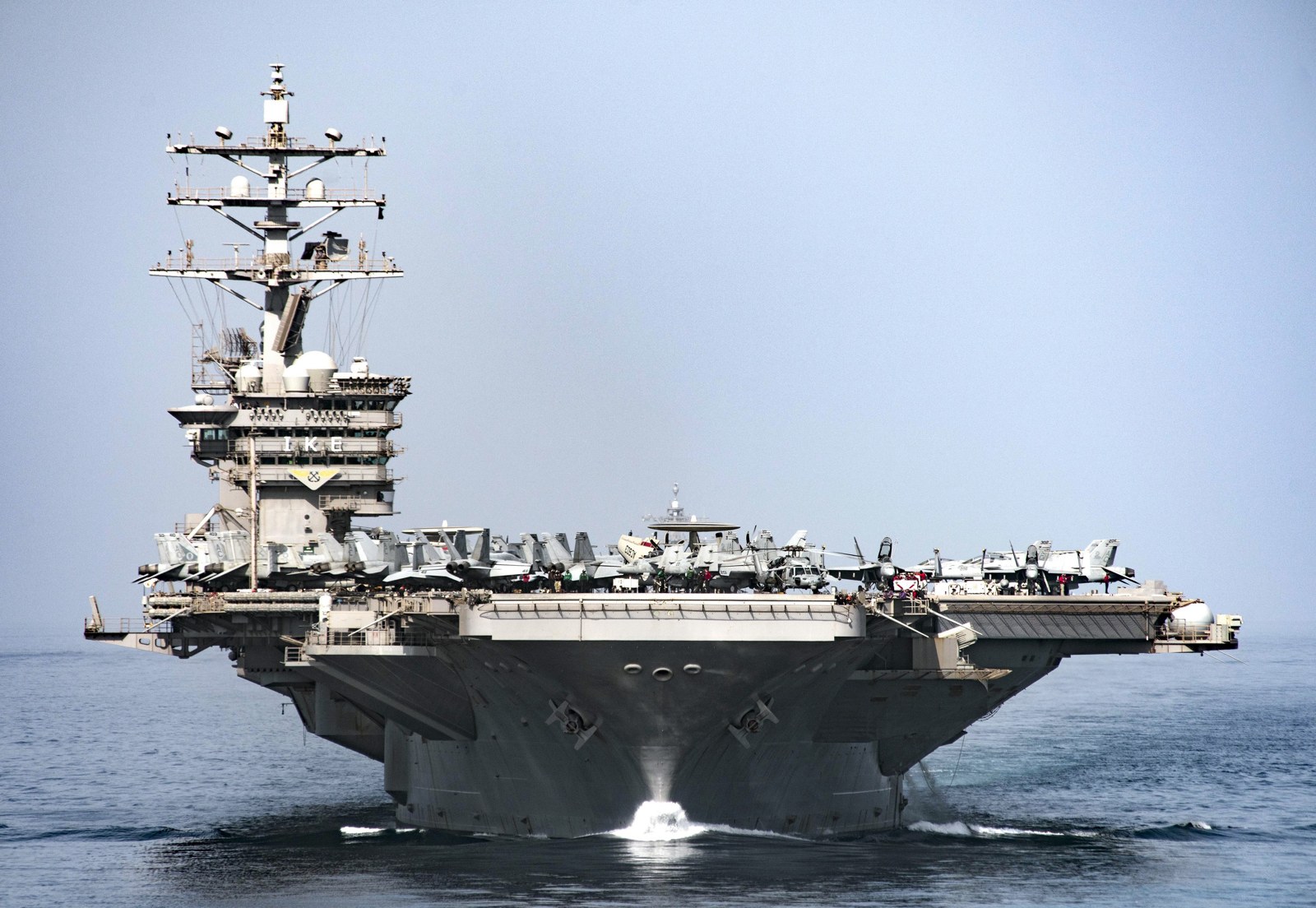 Aeroplanmbajtësja amerikane USS Dwight D. Eisenhower