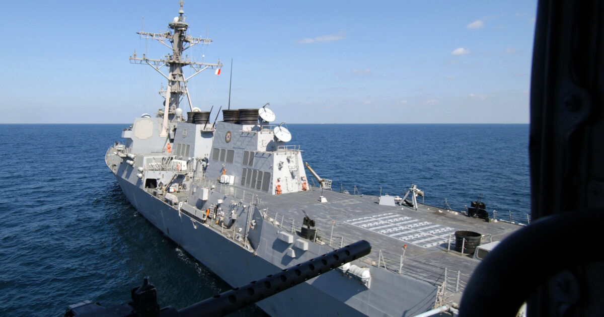 Një distruttor i Marinës amerikane lundron në Gjirin Persik.