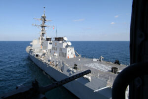 Një distruttor i Marinës amerikane lundron në Gjirin Persik.