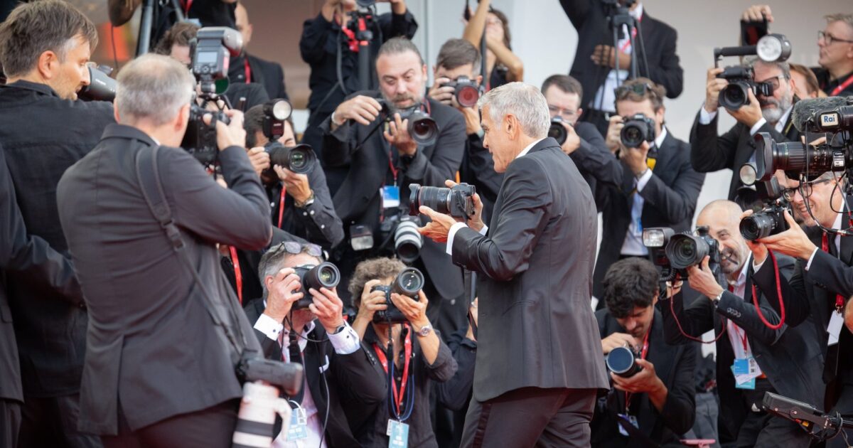 George Clooney në tapetin e kuq të Festivalit të Filmit në Venecia 2026