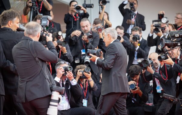 George Clooney në tapetin e kuq të Festivalit të Filmit në Venecia 2026