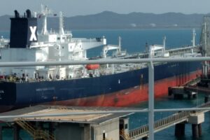Tanker nafte — foto ilustruese