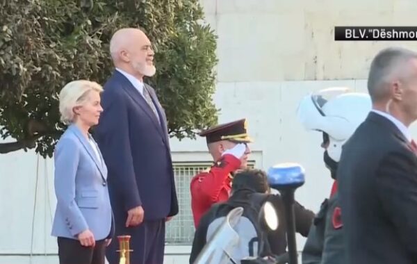 Presidentja e Komisionit Evropian zbarkon në