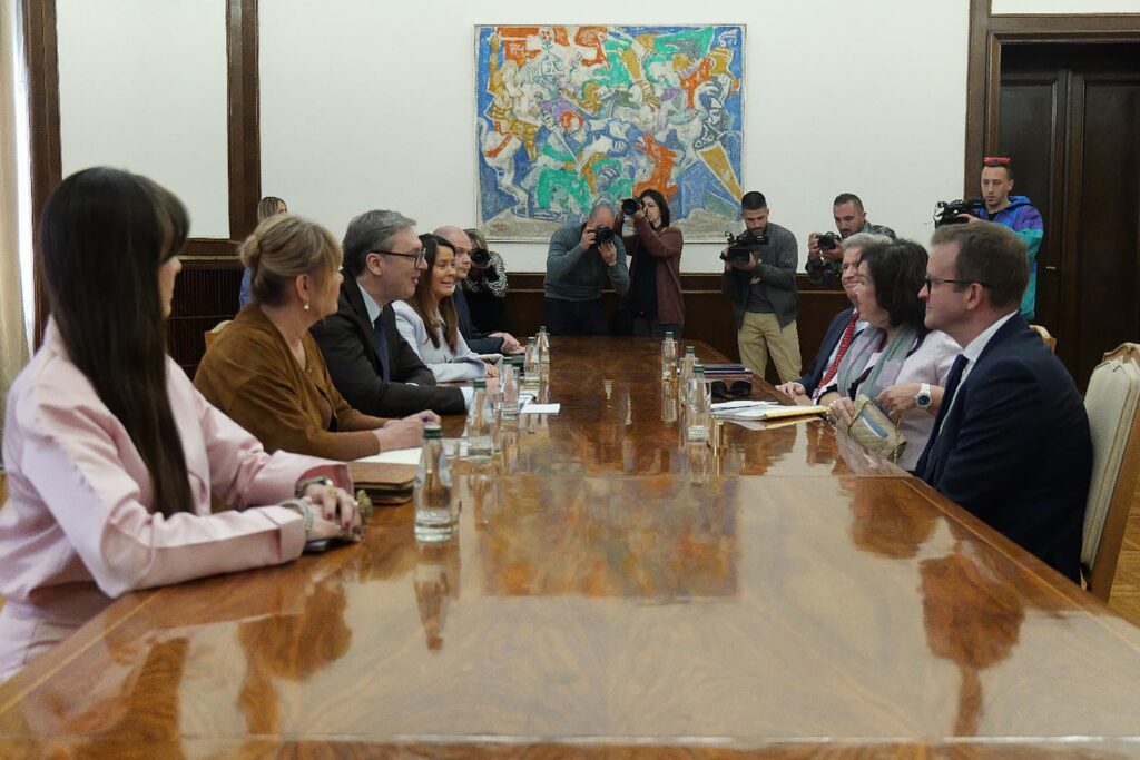Vuçiç takohet në Nju Jork me të dërguarën britanike Karen Pirs  dialogu Beograd Prishtinë dhe rruga evropiane në tryezë