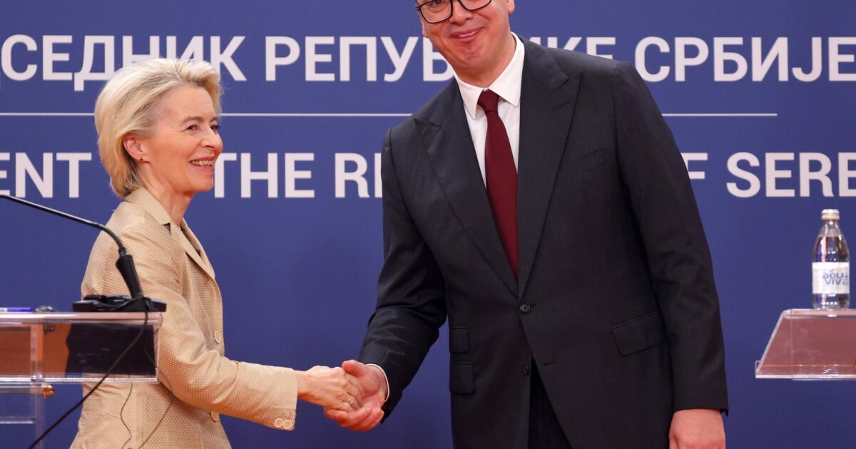 Aleksandar Vuçiç dhe Ursula von der Leyen duke shtrënguar duart