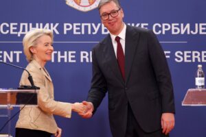 Aleksandar Vuçiç dhe Ursula von der Leyen duke shtrënguar duart