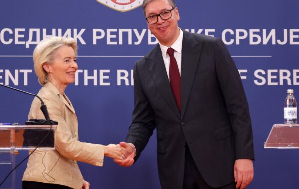 Aleksandar Vuçiç dhe Ursula von der Leyen duke shtrënguar duart